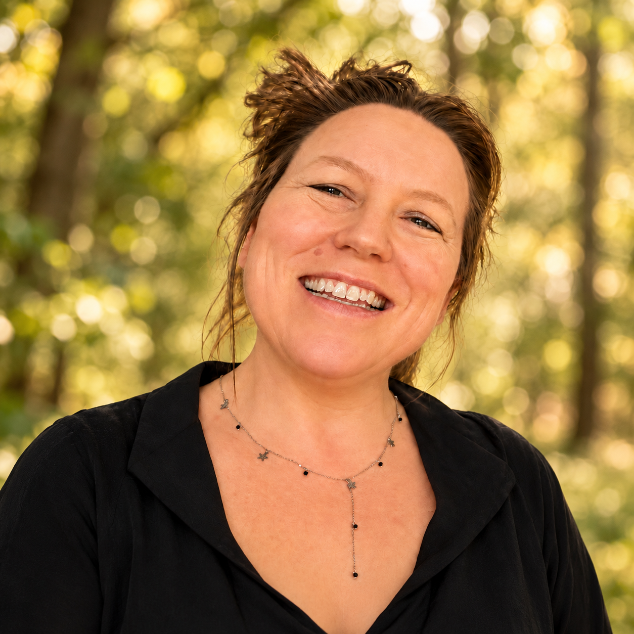 simone-portraet-wald-v1 Simone Eichner vor einem weich verschwommenen Waldhintergrund